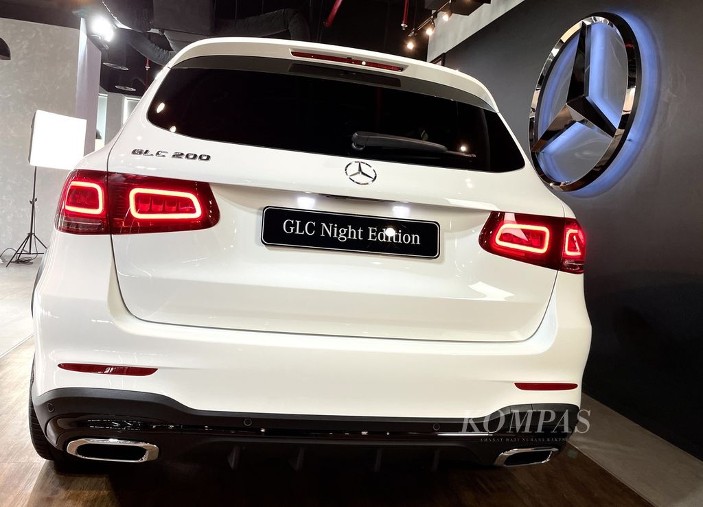 Bagian belakang Mercedes-Benz GLC 200 AMG Line Night Edition. Versi teranyar model GLC ini dijual dengan harga Rp 1,13 miliar <i>off-the-road</i>, lebih mahal Rp 35 juta dibandingan versi sebelumnya, yang diklaim sudah ludes terjual.
