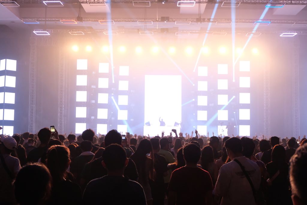 Festival musik dansa elektronik  Djakarta Warehouse Project 2019 berlangsung meriah di Jakarta International Expo, Jakarta, pada 13-15 Desember 2019. Sejumlah  DJ Indonesia dan luar negeri turut meramaikan festival tahunan ini, seperti Calvin Harris, Zedd, Yellow Claw, Jonas Blue, dan Skrillex.