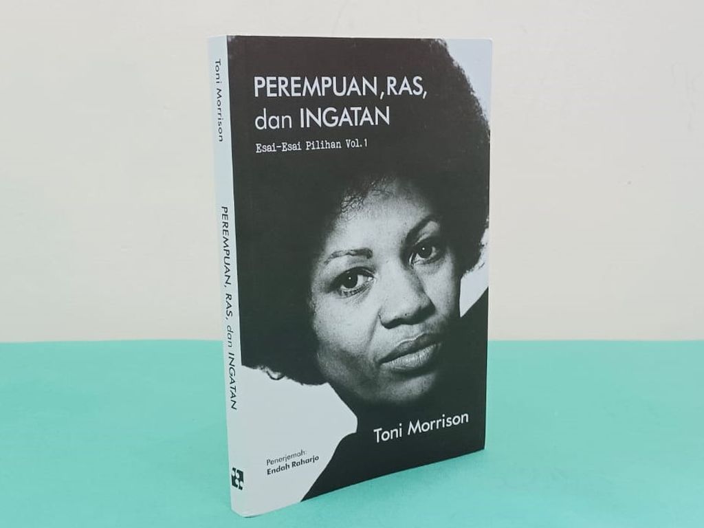 Buku <i>Perempuan, Ras, dan Ingatan</i> karya Toni Morrison.