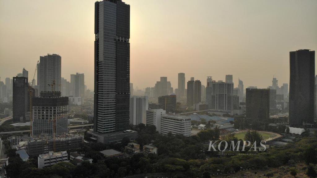 Kondisi udara di kawasan Kuningan, Jakarta Selatan, Rabu (31/7/2019). Kota metropolitan Jakarta masih menjadi salah satu kota di dunia dengan udara paling berpolusi.
