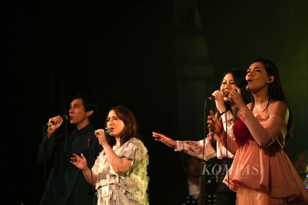 Ananda Badudu (paling kiri) dan Monita Tahalea (paling kanan) mempersembahkan Konser Intim: Pada Waktu di Gedung Kesenian Jakarta (GKJ), Senin (13/11/2023). 