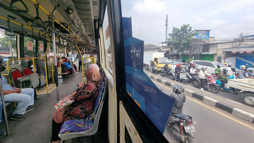 Sejumlah warga menumpang bus Trans Metro Pasundan di Kota Bandung, Jawa Barat, Selasa (5/3/2024). 