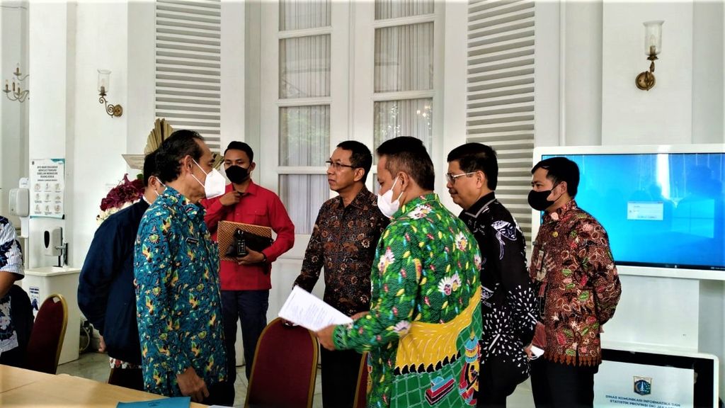 Penjabat Gubernur DKI Jakarta Heru Budi Hartono sedang berbincang dengan pejabat eselon III dalam rangka peninjauan meja aduan di Balai Kota, Gambir, Jakarta Pusat, Kamis (20/10/2022).