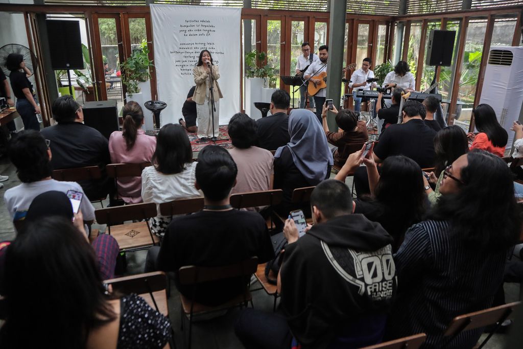  Penampilan Bernadya dalam acara perilisan mini albumnya yang berjudul <i>Terlintas</i> di Dia.Lo.Gue Artspace, Kemang, Jakarta Selatan, Jumat (23/6/2023).