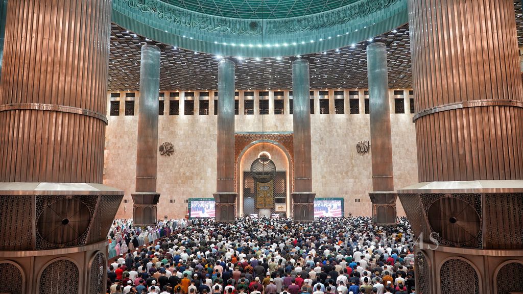 Suasana ribuan pemeluk Islam mengikuti shalat Tarawih di Masjid Istiqlal, Jakarta, Senin (11/3/2024) malam. Pemerintah menetapkan 1 Ramadhan 1445 Hijriah jatuh pada Selasa (12/3/2024). Umat Islam menyambut bulan puasa dengan antusias dan khusyuk. 