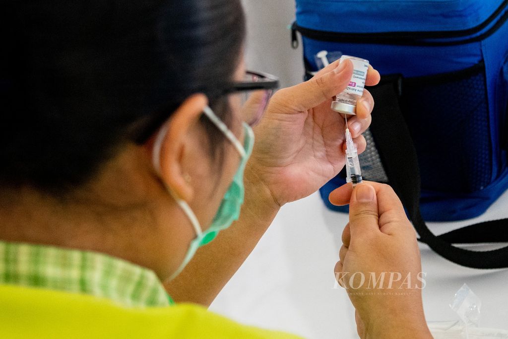 Vaksinator menyedot cairan vaksin anti-Covid-19 merek AstraZeneca sebelum disuntikkan ke lengan penerima dalam vaksinasi kepada warga di Rumah Sakit Budi Kemuliaan, Batam, Kepulauan Riau, Senin (29/3/2021).