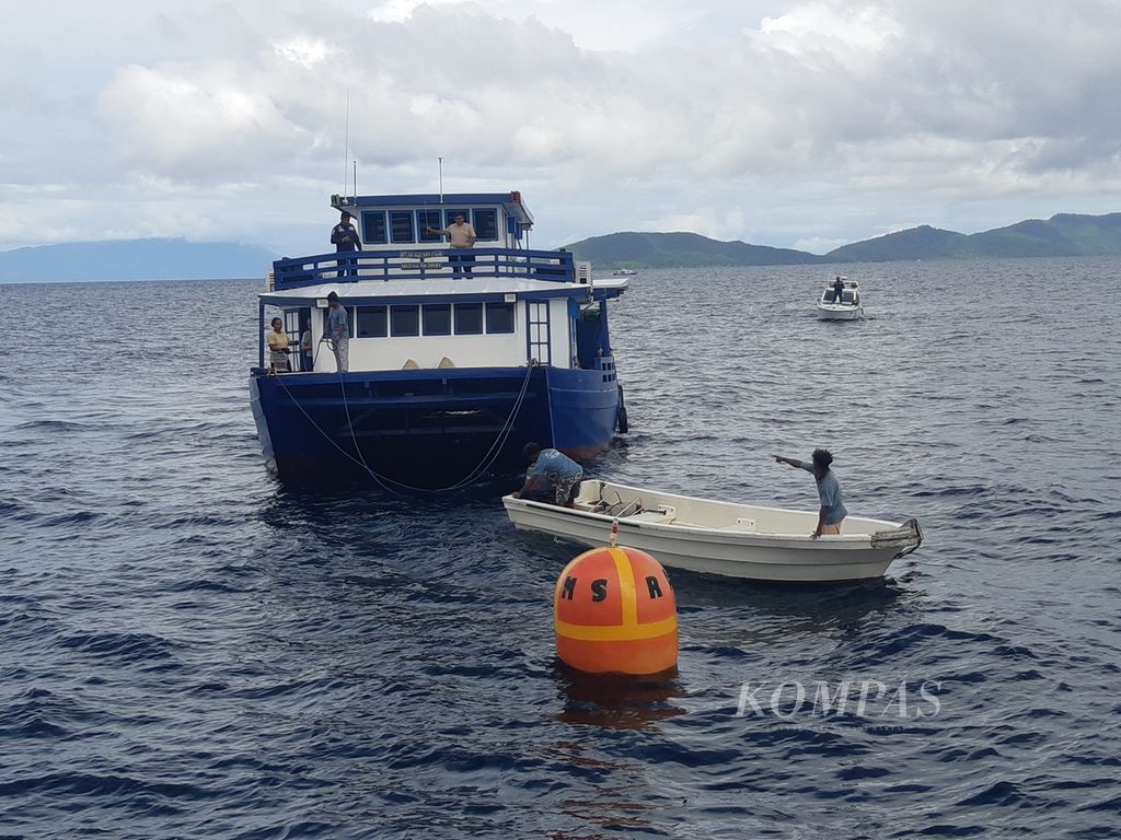 Salah satu kapal dengan ukuran 28 gros ton yang menggunakan fasilitas tambat untuk berlabuh atau <i>mooring </i>di Perairan Mioskun, Kabupaten Raja Ampat, Papua Barat Daya, Sabtu (8/6/2024).