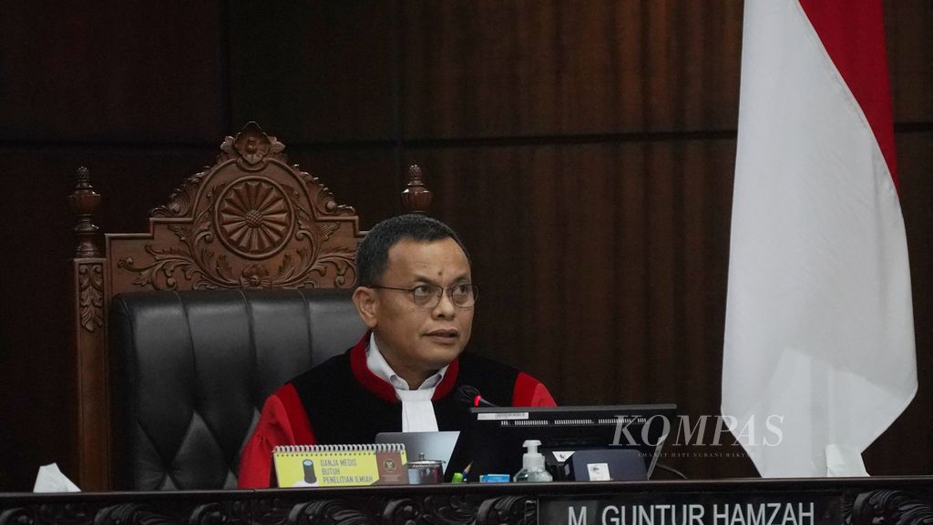 Hakim Mahkamah Konstitusi Guntur Hamzah menjadi satu-satunya hakim yang berbeda pandangan dalam sidang putusan uji materiil Pasal 169 huruf q UU Pemilu terkait batas usia minimal calon presiden dan calon wakil presiden di Mahkamah Konstitusi, Jakarta, Senin (16/10/2023).
