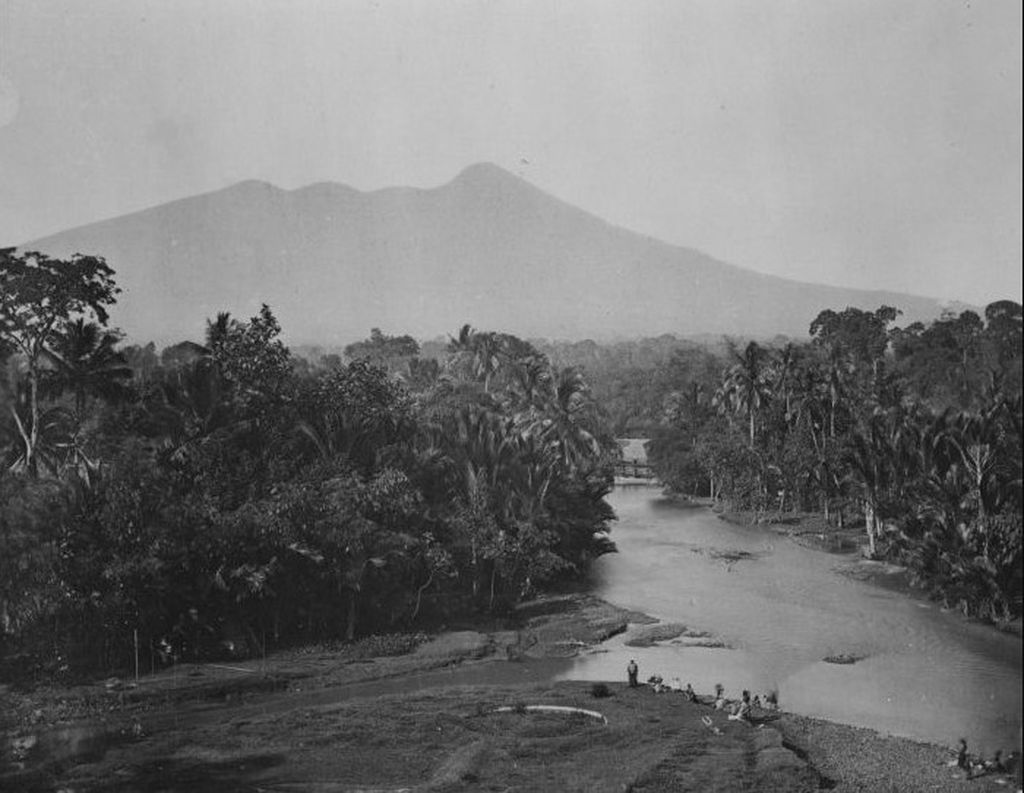 Panorama sungai dan Gunung Salak di Bogor dari bagian belakang Hotel Bellevue sekitar tahun 1875 karya studio Woodbury & Page. (Sumber: KIT Amsterdam)