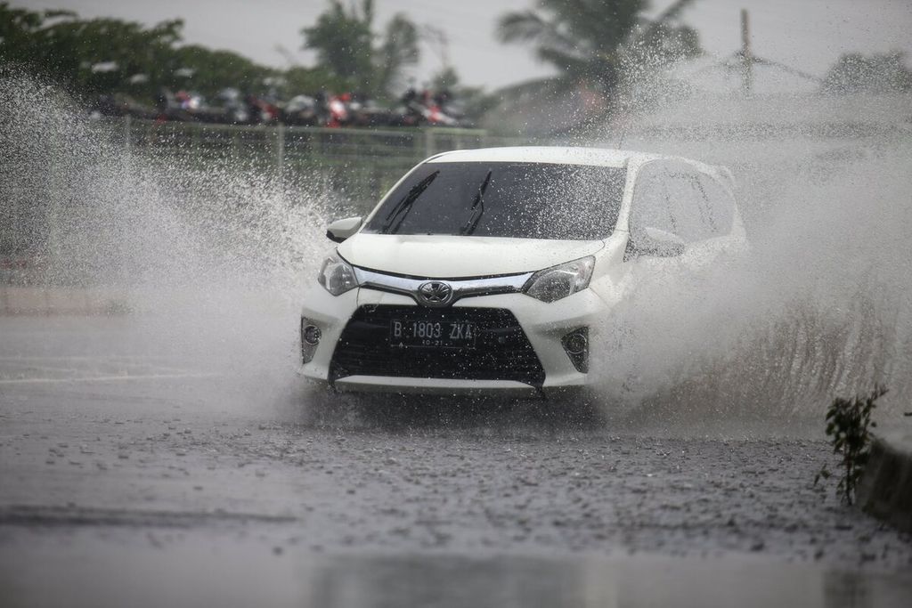 Hujan deras mengguyur kawasan Ciganjur, Jakarta, Selasa (11/8/2020). 