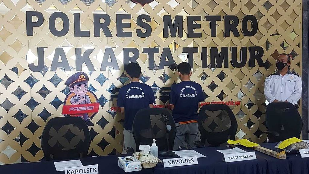 MR dan AE, dua pelaku pengeroyokan hingga mengakibatkan meninggal dunia terhadap seorang wartawan media Papua Barat di Jakarta Timur, menjadi tersangka. Mereka ditampilkan dalam rilis kasus di Polres Metro Jakarta Timur, Jakarta, Senin (1/8/2022).