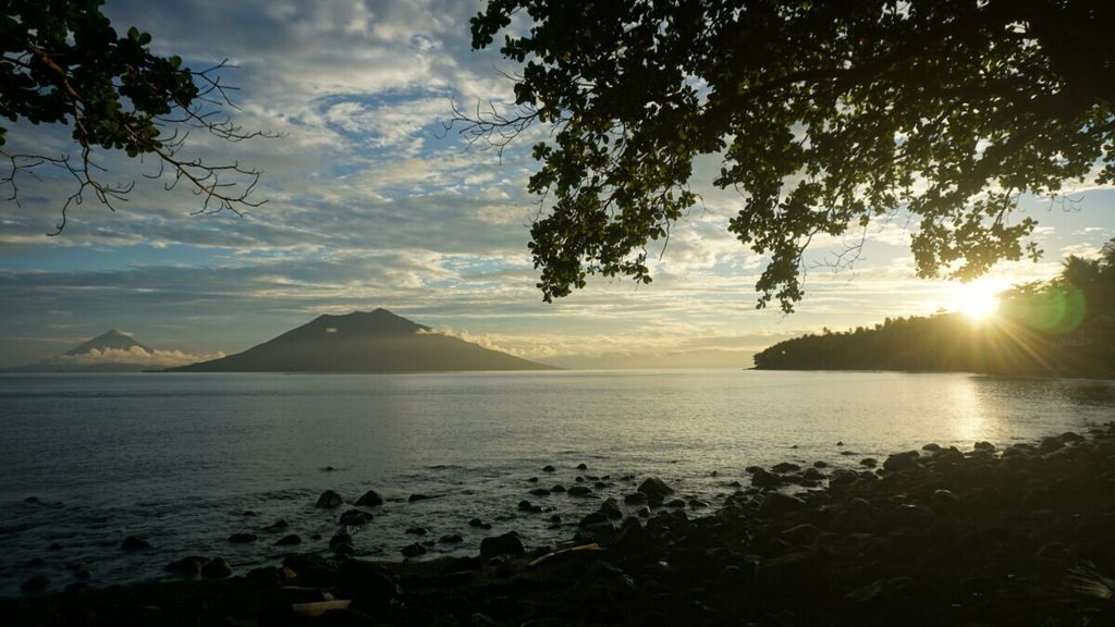 Pemandangan kawasan Halmahera Selatan. Lanskap Pulau Moti yang diambil dari Desa Sebelei, Kecamatan Makian Barat, Pulau Makian, Halmahera Selatan, Maluku Utara, Jumat (4/6/2021).