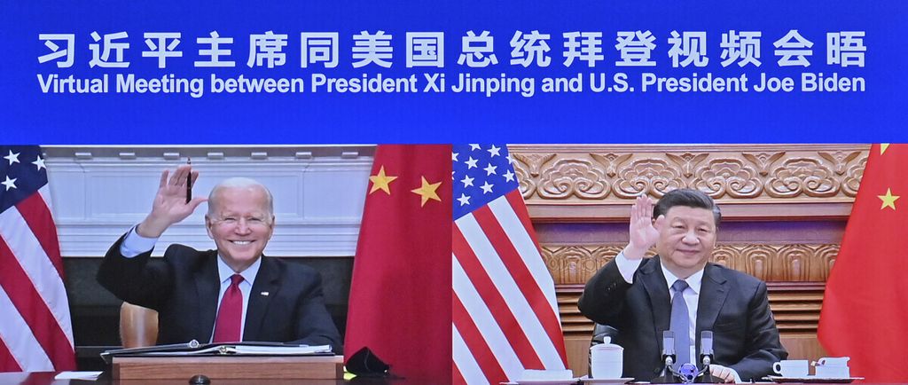 Dalam foto yang dirilis Kantor Berita China, Xinhua, terlihat Presiden China Xi Jinping (kanan) dan Presiden Amerika Serikat Joe Biden menggelar pertemuan secara virtual di Beijing, China, 16 November 2021. 