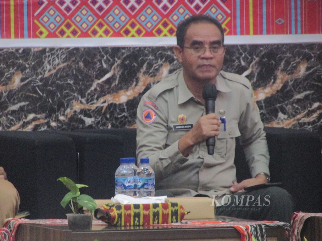 Kepala Badan Penanggulangan Bencana Daerah NTT Ambrosius Kodo saat berbicara pada <i>talkshow</i> kajian risiko bencana NTT di Kupang, Senin (20/11/2023).