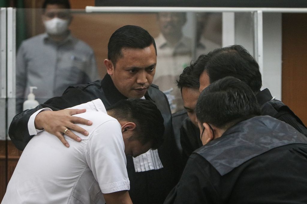 Defendant Richard Eliezer and his team of lawyers negotiated after the reading of the charges at the South Jakarta District Court, Wednesday (18/1/2023). Richard Eliezer was sentenced to 12 years in prison in the premeditated murder case of Nofriansyah Yosua Hutabarat or Brigadier J.