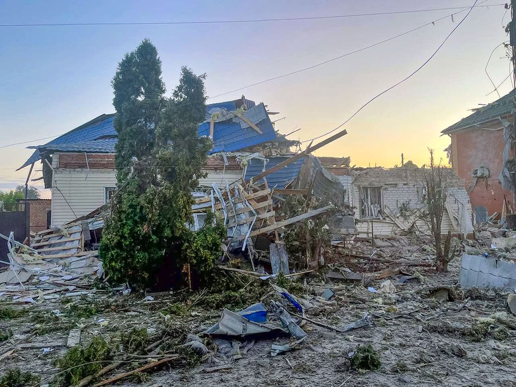 Foto yang dirilis Penjabat Gubernur Kursk Alexei Smirnov melalui saluran telegram pada Selasa (6/8/2024) menunjukkan rumah yang rusak setelah penembakan oleh pasukan Ukraina di kota Sudzha, wilayah Kursk yang berbatasan dengan Ukraina.