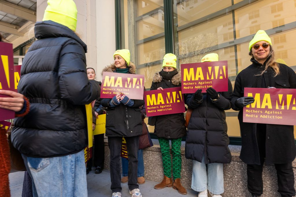 Anggota Mothers Against Media Addiction (MAMA) berunjuk rasa di luar kantor Meta untuk mendesak perusahaan teknologi itu melindungi anak-anak dari predator daring, di New York, Amerika Serikat, 22 Maret 2024. 