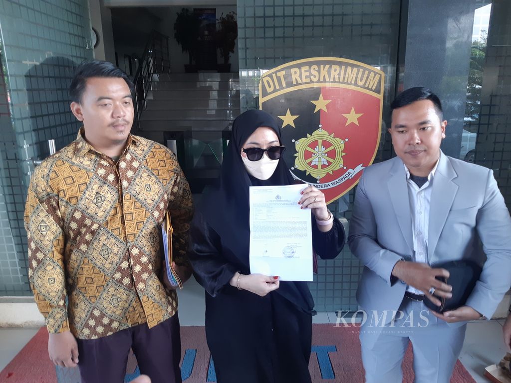 The family of a child in Kuningan Regency, along with their lawyer, reported a bullying case to the West Java Regional Police Headquarters in Bandung on Friday (27/10/2023). The victim experienced bullying in the form of physical and verbal violence from several of their friends at school.