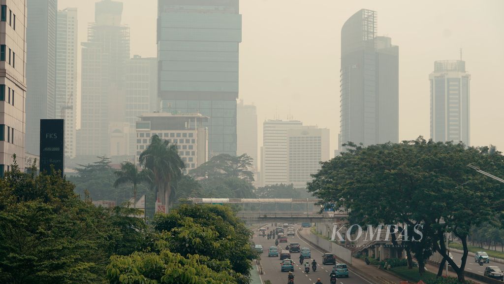 Polusi udara di kawasan Menteng, Jakarta Pusat, Senin (9/5/2022). Kualitas udara di Jakarta belum ramah terhadap perempuan dan anak-anak. Laporan tahunan yang dirilis IQAir pada Maret 2022 menyebutkan, Indonesia menempati peringkat ke-17 dari 117 negara dengan cemaran PM2,5 tertinggi di dunia, sedangkan Jakarta menempati peringkat ke-12 ibu kota negara paling tercemar. 