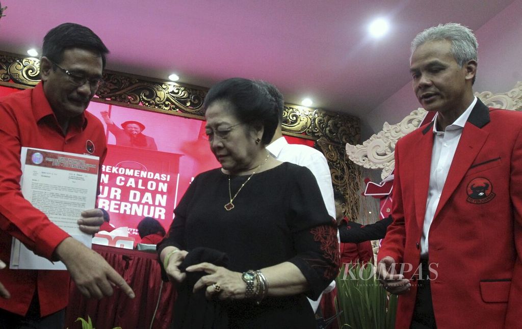 The Chairperson of the Indonesian Democratic Party of Struggle (PDI-P) Megawati Soekarnoputri (center) is in discussion with the prospective North Sumatra gubernatorial candidate Djarot Saiful Hidayat (left) observed by the Central Java gubernatorial candidate Ganjar Pranowo (right) at the PDI-P Headquarters in Lenteng Agung, South Jakarta on Sunday (7/1/2018).