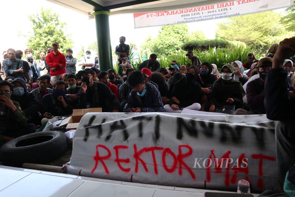 Puluhan mahasiswa yang tergabung dalam Aliansi Mahasiswa IAIN Cirebon berunjuk rasa di Kantor Rektorat IAIN Syekh Nurjati, Kota Cirebon, Jawa Barat, Selasa (30/6/2020).