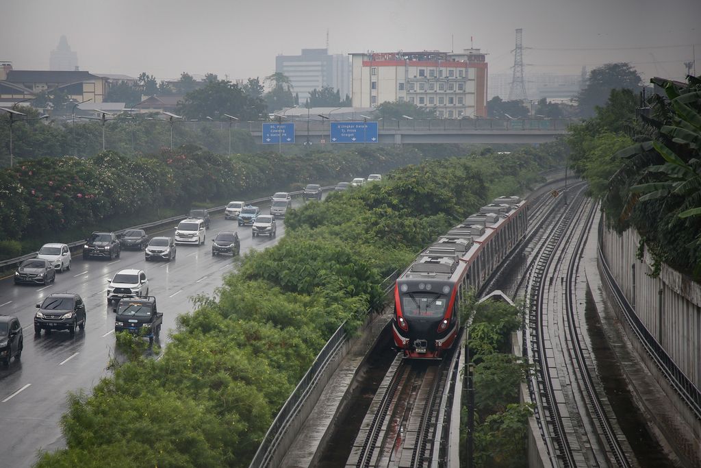 Kereta LRT Jabodebek melintas di wilayah Kecamatan Makasar, Jakarta Timur, Jumat (16/6/2023). 