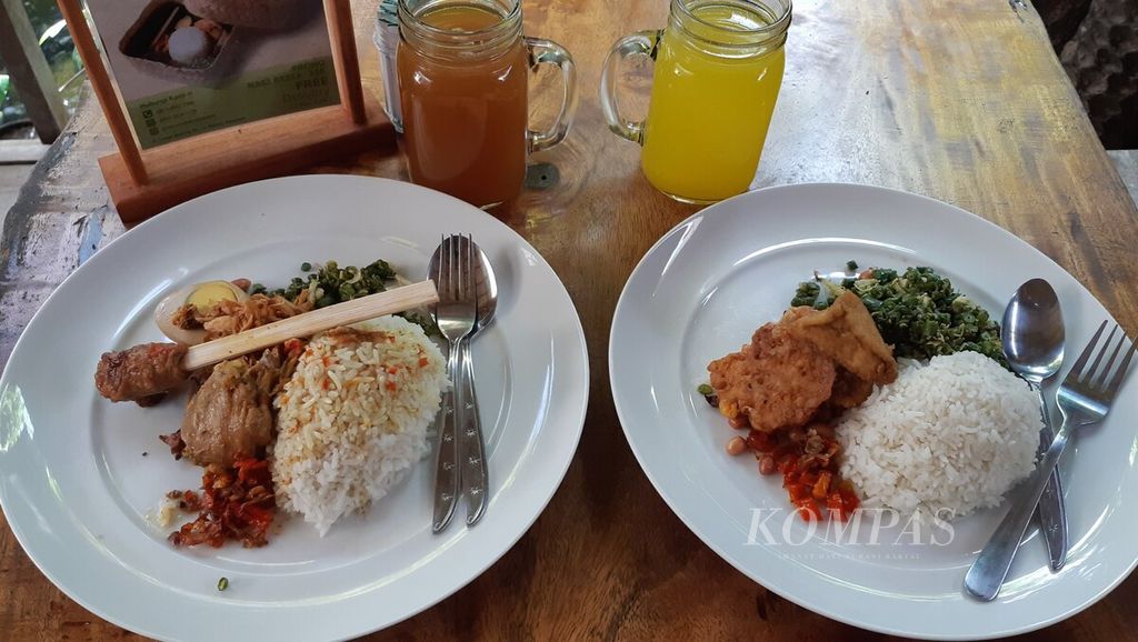Ilustrasi seporsi nasi ayam campur di Warung Nasi Ayam Kedewatan Ibu Mangku di Denpasar, Bali. Diet sehat dengan membatasi asupan nasi bisa menjadi cara tepat mencegah diabetes.