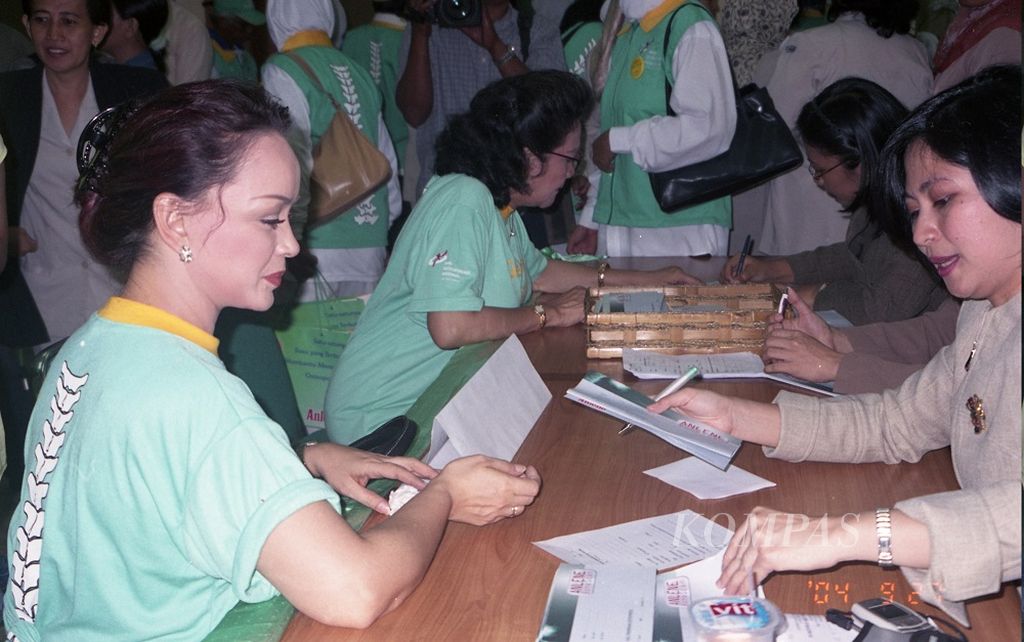 Chintami Atmanagara menghadiri peluncuran program Bulan Kampanye Osteoporosis oleh Menteri Kesehatan Achmad Sujudi di Jakarta, Senin (27/9/2004).