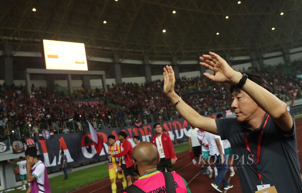 Pelatih Indonesia U-19 Shin Tae-yong melambaikan tangan kepada suporter Indonesia seusai pertandingan melawan Myanmar di Stadion Patriot Chandrabhaga, Bekasi, Jawa Barat, Minggu (10/7/2022). Meski membantai Mynamar, 5-1, langkah Indonesia terhenti karena hasil pertandingan Thailand versus Vietnam pada waktu yang sama di Stadion Madya Senayan berakhir 1-1. 