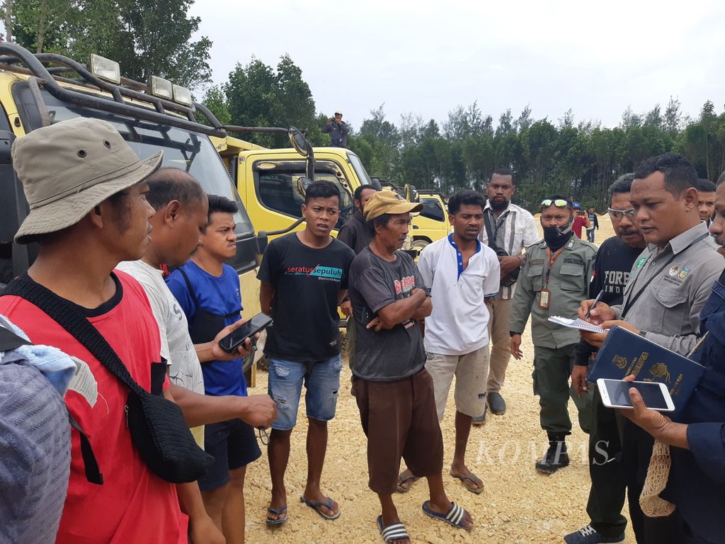 Aparat kepolisian meminta keterangan para sopir truk yang terlibat kegiatan penimbunan pasir di kawasan hutan bakau Taman Wisata Alam Teluk Youtefa, Kota Jayapura, Papua, Selasa (11/7/2023).