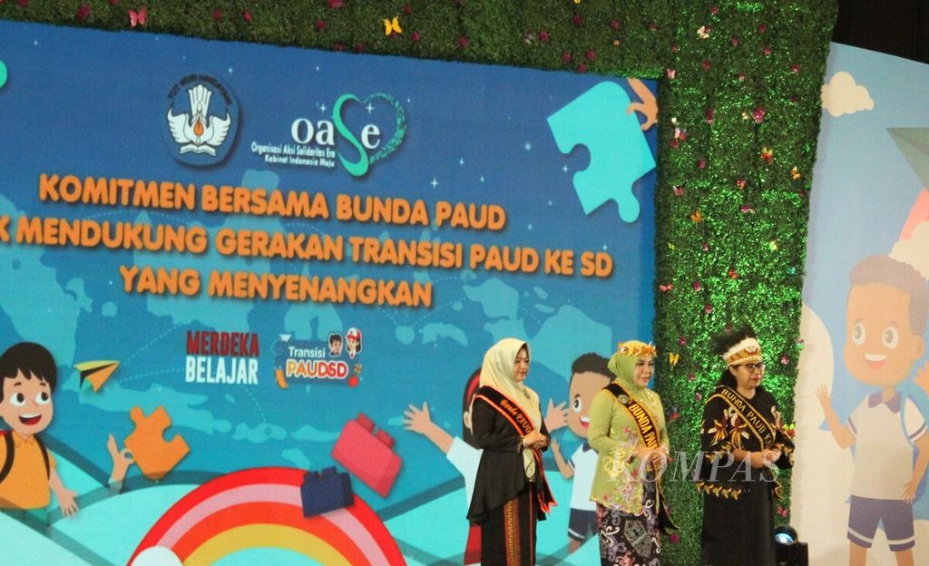 Perwakilan peserta membacakan komitmen bersama Bunda PAUD (Pendidikan Anak Usia Dini) untuk mendukung gerakan transisi PAUD ke SD yang menyenangkan, di Jakarta, Rabu (7/6/2023). Transisi PAUD ke SD yang menyenangkan merupakan Episode ke-24 Merdeka Belajar yang telah diluncurkan pada Maret lalu.