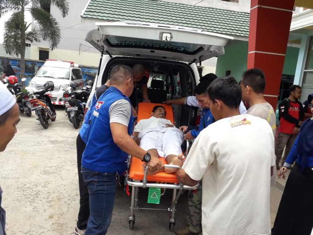 Suasana evakuasi pasien yang diduga keracunan makanan saat buka puasa bersama di Masjid Nurul Istiqomah, Desa Narahan, Kecamatan Pulau Petak, Kapuas, Kalimantan Tengah, Minggu (26/5/2019).