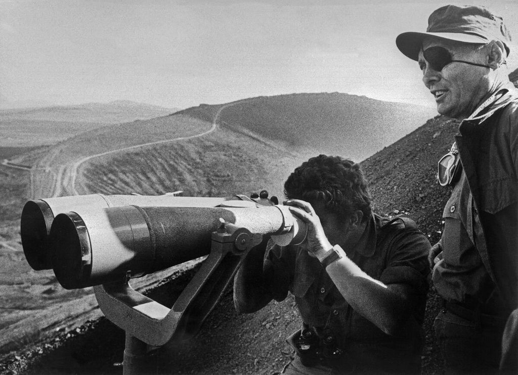 Menteri Pertahanan Israel Jenderal Moshe Dayan (kanan) pada 19 Oktober 1973 mengunjungi front pertempuran di Dataran Tinggi Golan pada Perang Arab-Israel 1973. 