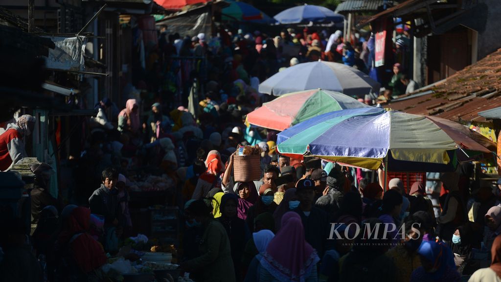 Warga mendatangi Pasar Kaponan, Kecamatan Pakis, Magelang, Jawa Tengah, untuk berbelanja, Senin (10/5/2021). Berbagai pasar tradisional di Magelang dipadati warga yang hendak berbelanja kebutuhan Lebaran.
