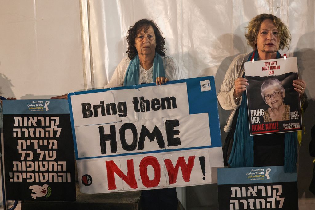 Keluarga korban sandera Hamas, Ditza Heiman (84), dalam unjuk rasa di Tel Aviv, Israel, 22 November 2023, untuk mendesak Pemerintah Israel mengambil kesepakatan dengan kelompok Hamas. 