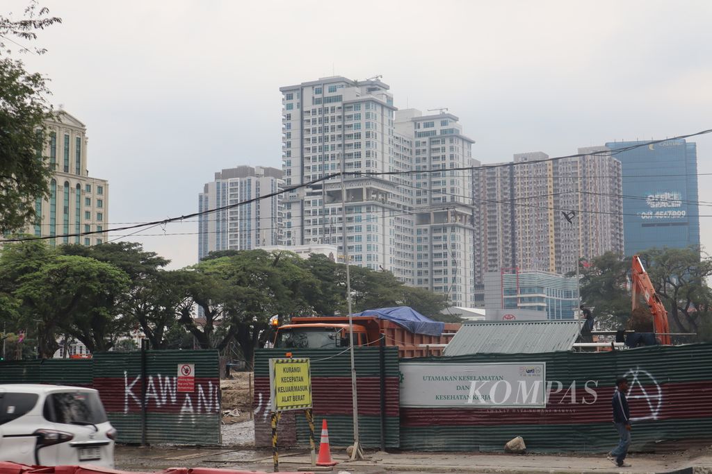 Lapangan Merdeka Medan tengah dikeruk untuk dibangun ruang bawah tanah berlatar belakang gedung-gedung apartemen dan mal di kawasan titik nol Kota Medan, Kamis, (9/2/2023).