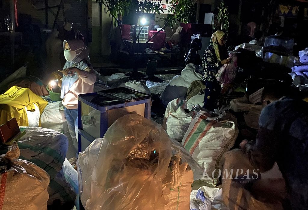 Pedagang menyelamatkan barang dagangan mereka di relokasi Pasar Johar di kawasan Masjid Agung Jawa Tengah, Kecamatan Gayamsari, Kota Semarang, Rabu (2/2/2022). Kerugian akibat peristiwa itu masih dihitung. 
