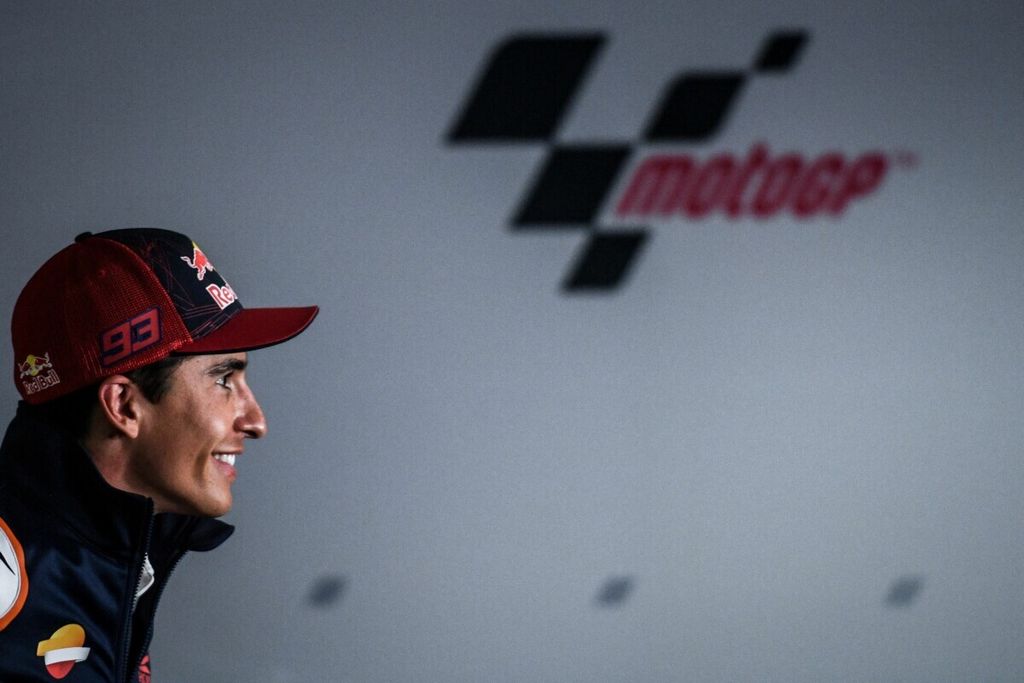 Pebalap Repsol Honda Marc Marquez menghadiri acara konferensi pers di Sirkuit Internasional Algarve, Portimao, Portugal, menjelang MotoGP seri Portugal 15 April 2021. Marquez sudah diizinkan berlatih menggunakan motor setelah menjalani operasi keempat pada humerus kanannya. Marquez ditargetkan sembuh sepenuhnya pada musim 2023.