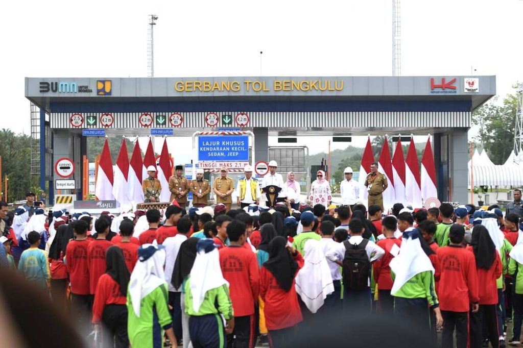 Presiden Joko Widodo didampingi Ibu Iriana Joko Widodo meresmikan jalan tol ruas Bengkulu-Taba Penanjung, di Provinsi Bengkulu, Kamis (20/7/2023).