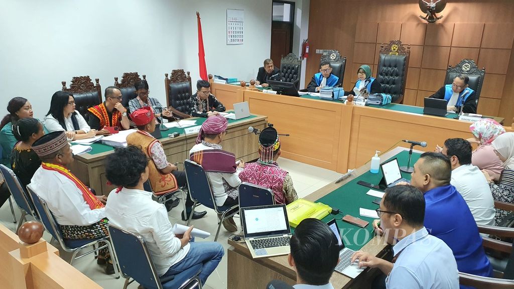 Enam saksi fakta dihadirkan dalam sidang yang menggugat Presiden dan DPR karena tak kunjung mengesahkan Rancangan Undang-Undang Masyarakat Adat di Pengadilan Tata Usaha Negara, Jakarta, Kamis (14/3/2024).
