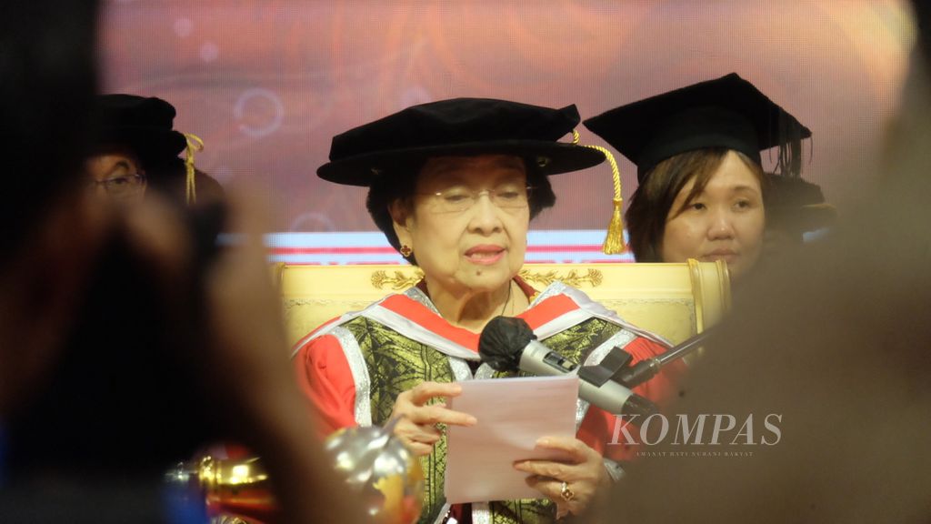 Megawati Soekarnoputri membacakan orasi ilmiah dalam acara penganugerahan gelar doktor kehormatan dari Universiti Tunku Abdul Rahman, Selangor, Malaysia, Senin (2/10/2023). 