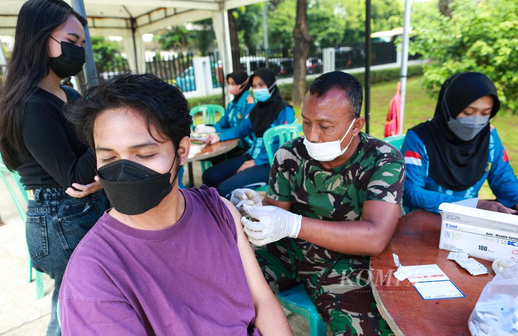Petugas memberikan suntikan vaksin Covid-19 dosis kedua di sentra vaksinasi Lapangan Banteng, Jakarta Pusat, Senin (13/6/2022). Sentra vaksinasi Covid-19 terus digalakkan untuk memfasilitasi masyarakat mendapatkan vaksin utama dan vaksin penguat Covid-19.