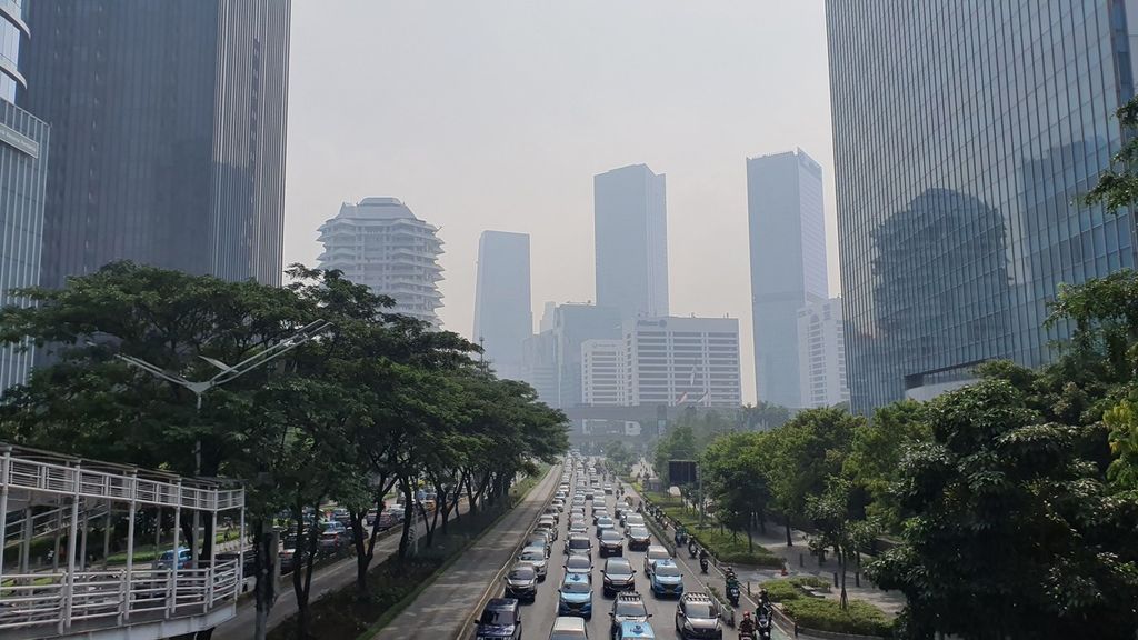 Kabut polusi kotor menyelimuti udara di atas kemacetan Jalan Sudirman, Semanggi, Jakarta, pada hari pertama kerja setelah libur Lebaran pada Selasa (5/2/2023) pukul 07.30. 