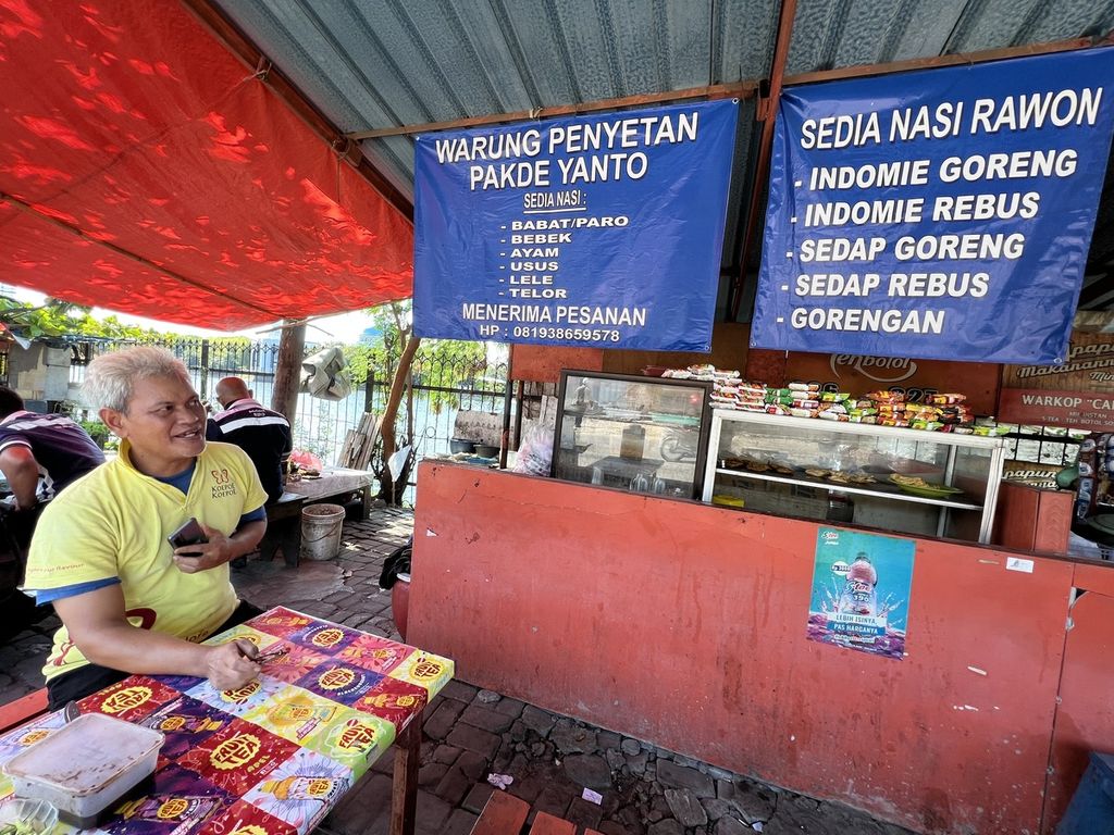 Yanto (53), pedagang makanan di kawasan Rungkut Industri Surabaya, Rabu (14/9/2022), mengatakan, pembeli dalam dua pekan terakhir semakin tergerus, padahal harga makanan tetap.