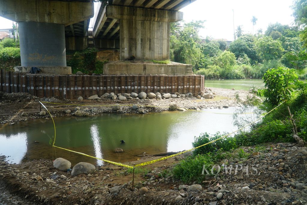 Lokasi penemuan mayat Afif Maulana (13) di Sungai atau Batang Kuranji dipasangi garis polisi di bawah jembatan di Jalan Bypass Kilometer 9, Kelurahan Pasar Ambacang, Kecamatan Kuranji, Kota Padang, Sumatera Barat, Sabtu (29/6/2024). 