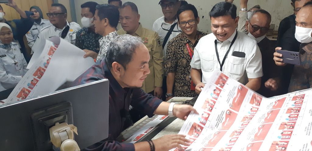 Ketua KPU Mochammad Afifuddin meninjau percetakan surat suara pilkada 2024 di PT Antar Surya Jaya, Surabaya, Jatim, Kamis (17/10/2024).