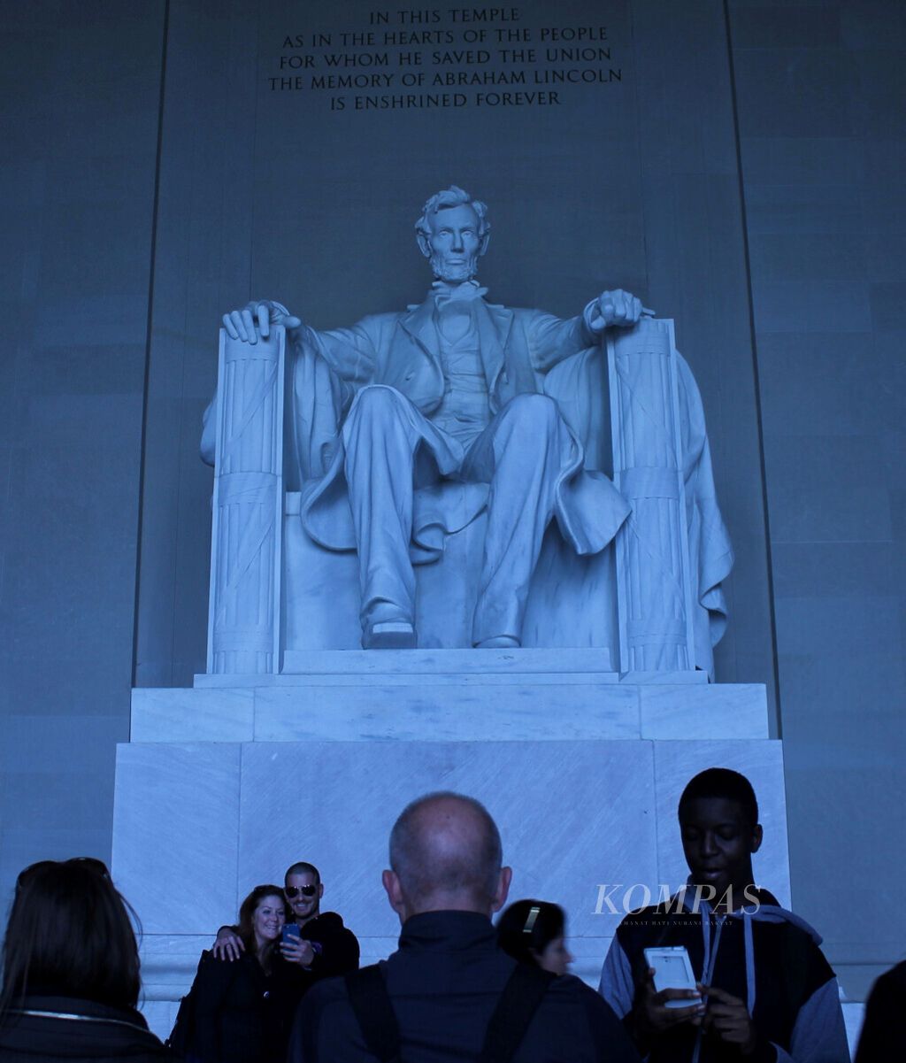 Patung Abraham Lincoln di Lincoln Memorial, Washington DC, AS, 31 Oktober 2015. 