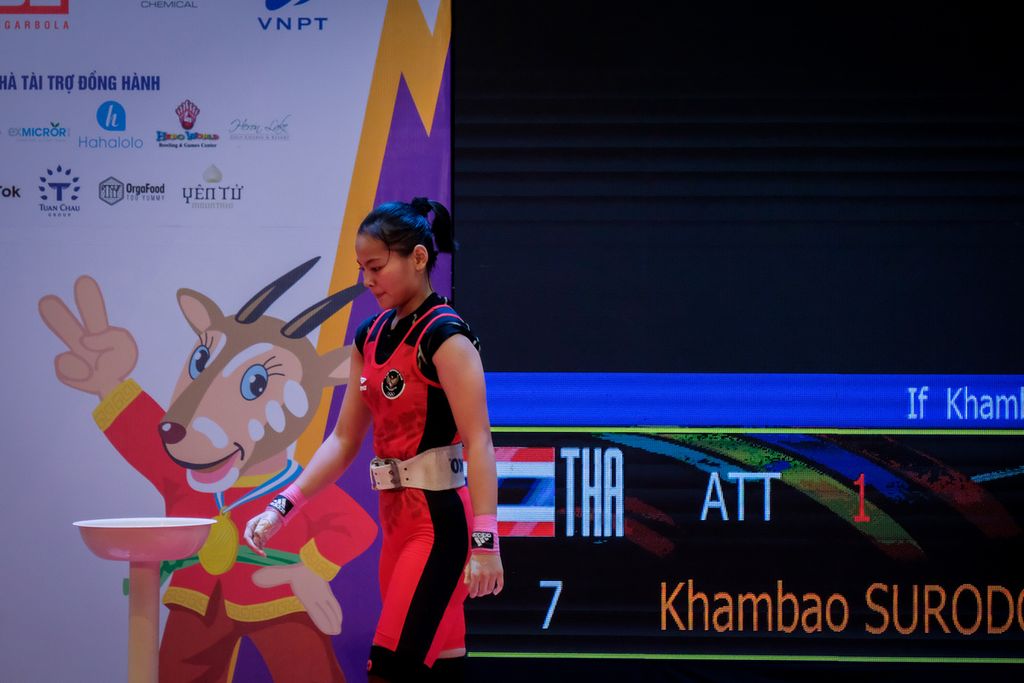 Lifter andalan Indonesia, Windy Cantika Aisah (19), kalah dari lifter Thailand Khambao Surodchana di SEA Games Vietnam 2021. Windy tidak berhasil meraih satu pun medali sesuai gagal dalam seluruh percobaan angkatan<i> clean and jerk </i>di Hanoi Sports Training Center, Kamis (19/5/2022).