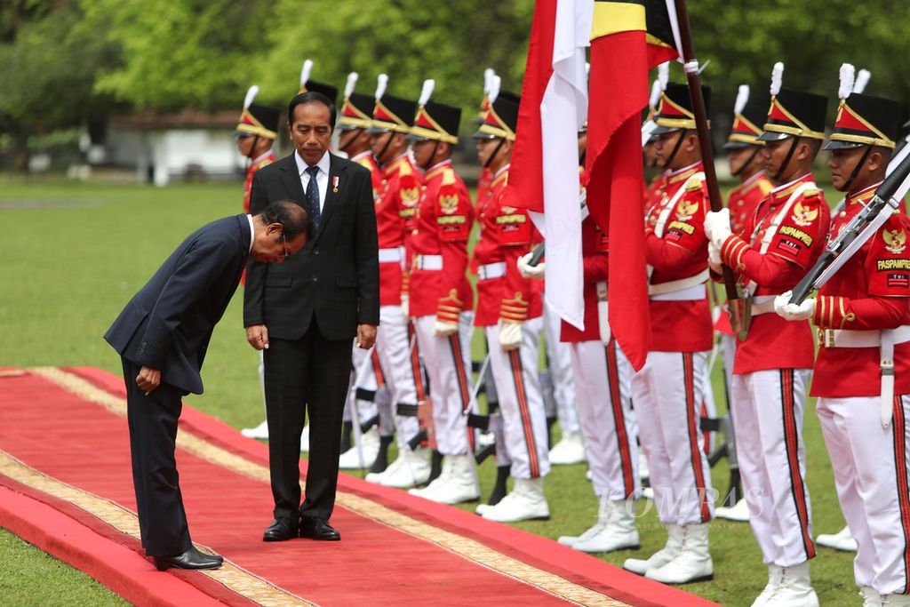 Perdana Menteri Timor Leste Taur Matan Ruak (kiri) didampingi Presiden Joko Widodo saat upacara penyambutan di Istana Kepresidenan Bogor, Jawa Barat, Senin (13/2/2023). 