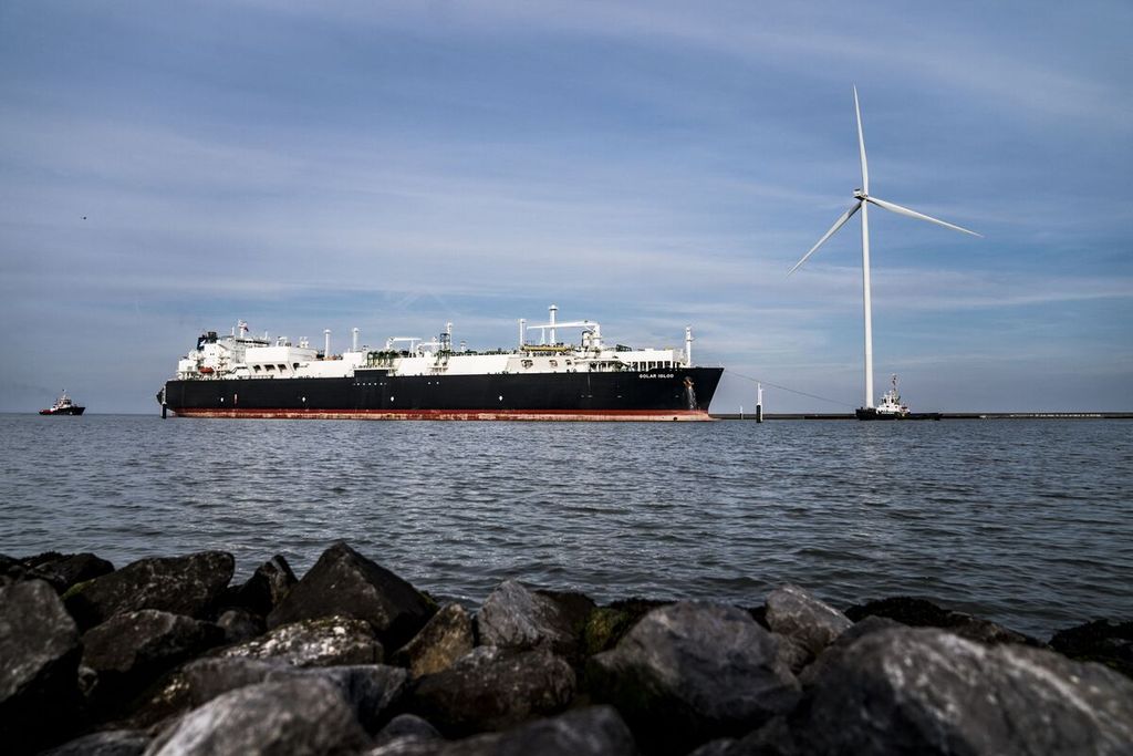Tanker pengangkut gas alam cair, Golar Igloo, tiba di Pelabuhan Eemshaven, Groningen utara, Belanda, 4 September 2022. 
